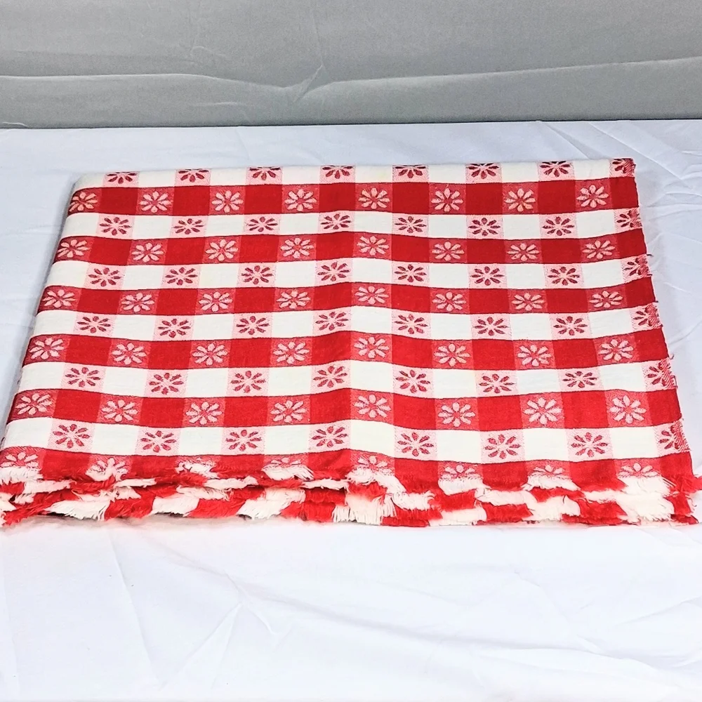 Set Of 2 Tablecloths Flannel Red And White 56x46 & Yellow Floral Cloth 88"x80" - Picture 12 of 14